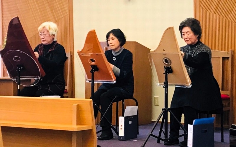 ヘルマンハープを弾く３人