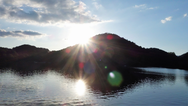 山際に輝く太陽の光